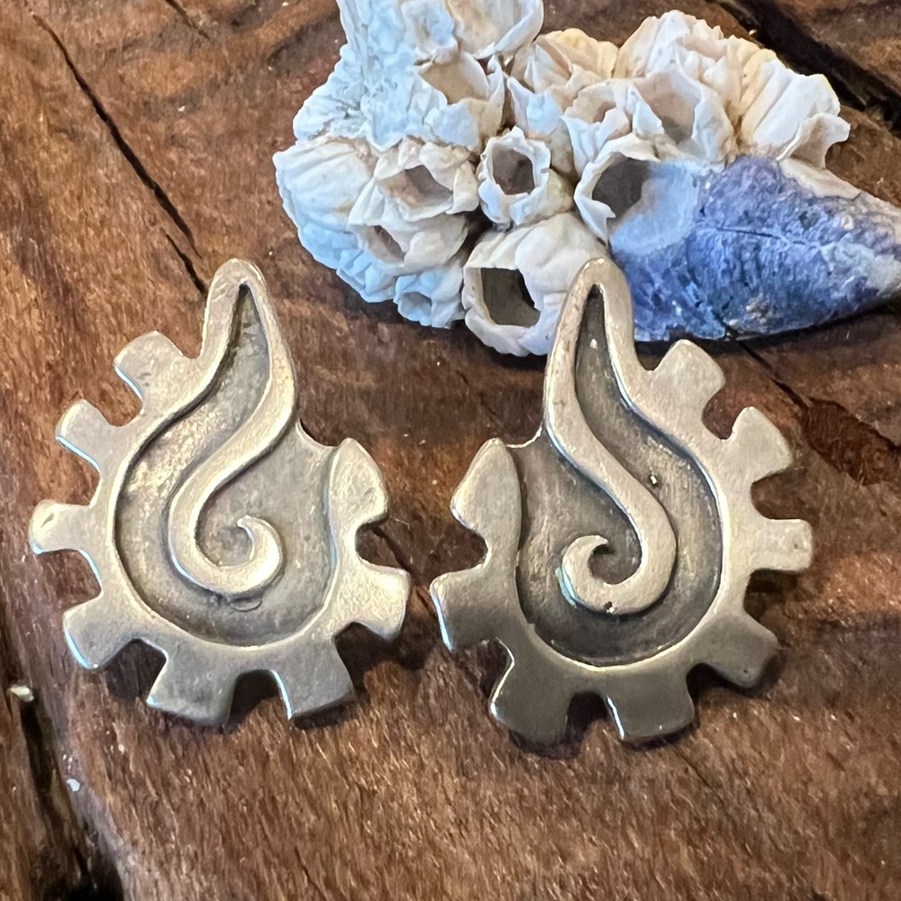 Gheaui Mexico Taxco Earrings Studs Silver Tribal Maya Water Flow Glyphs 3 cms